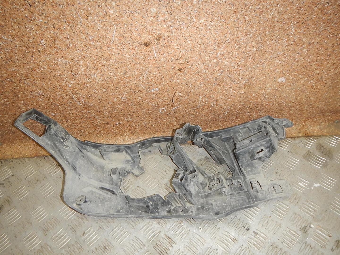 Кронштейн переднего бампера левый