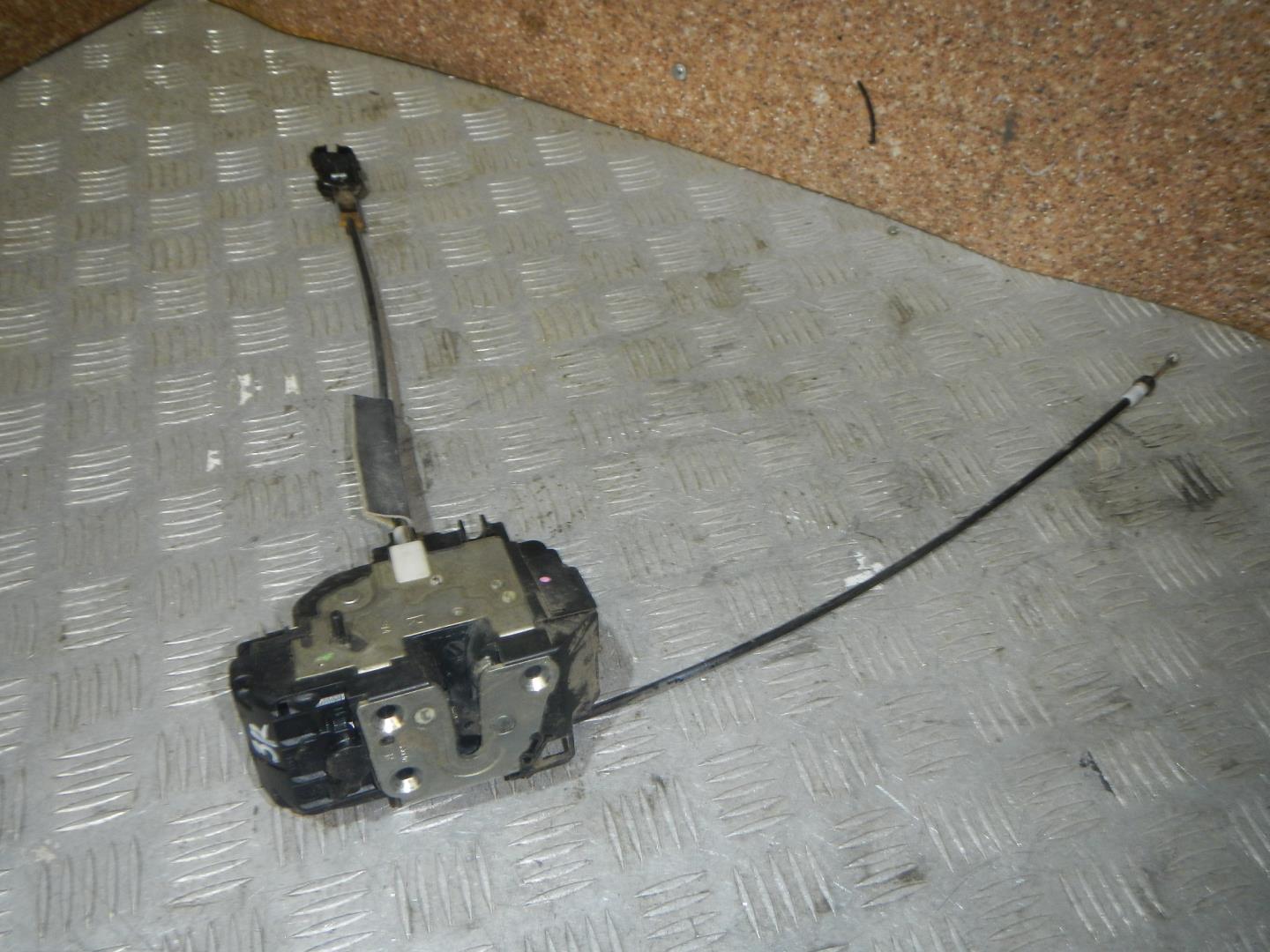 Замок двери задней правой