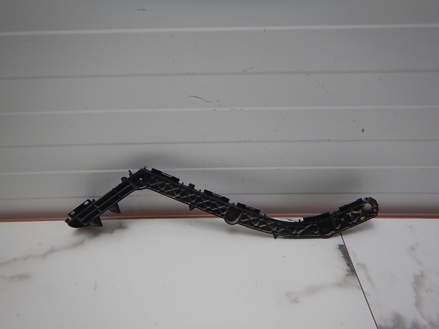 Кронштейн заднего бампера правый