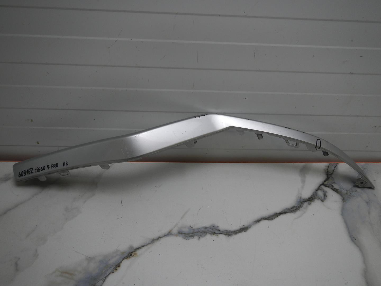 Накладка переднего бампера правая