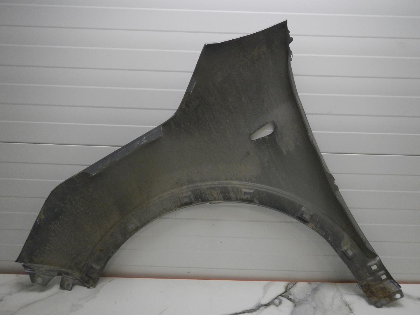 Крыло переднее правое