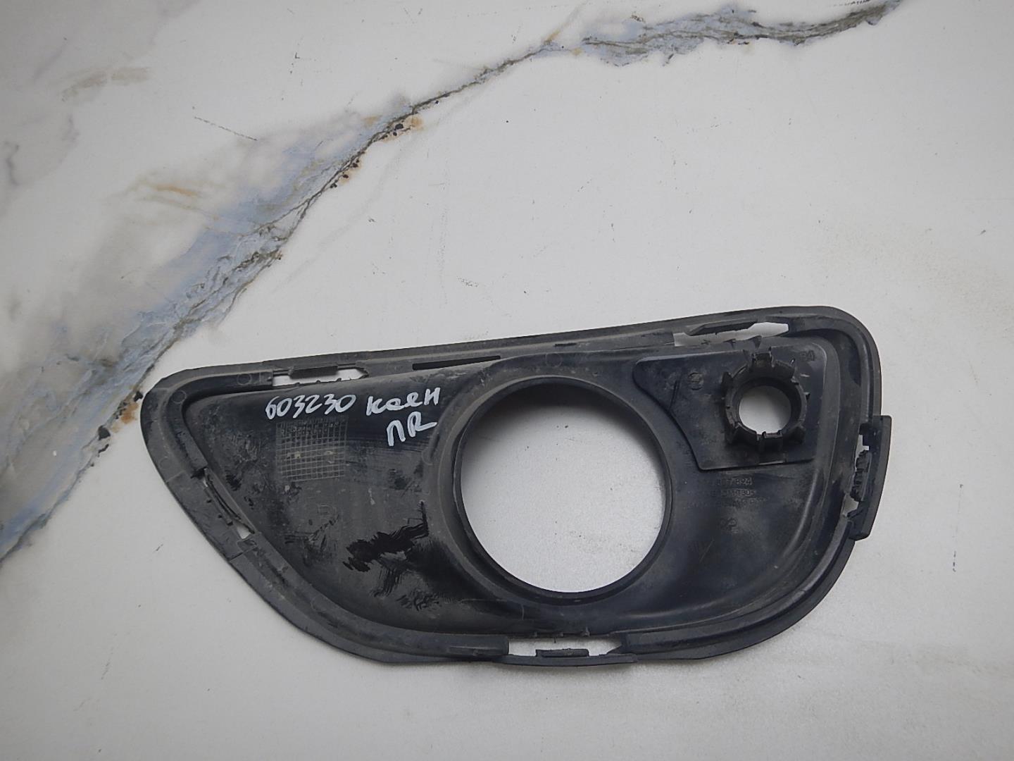 Рамка противотуманной фары правой