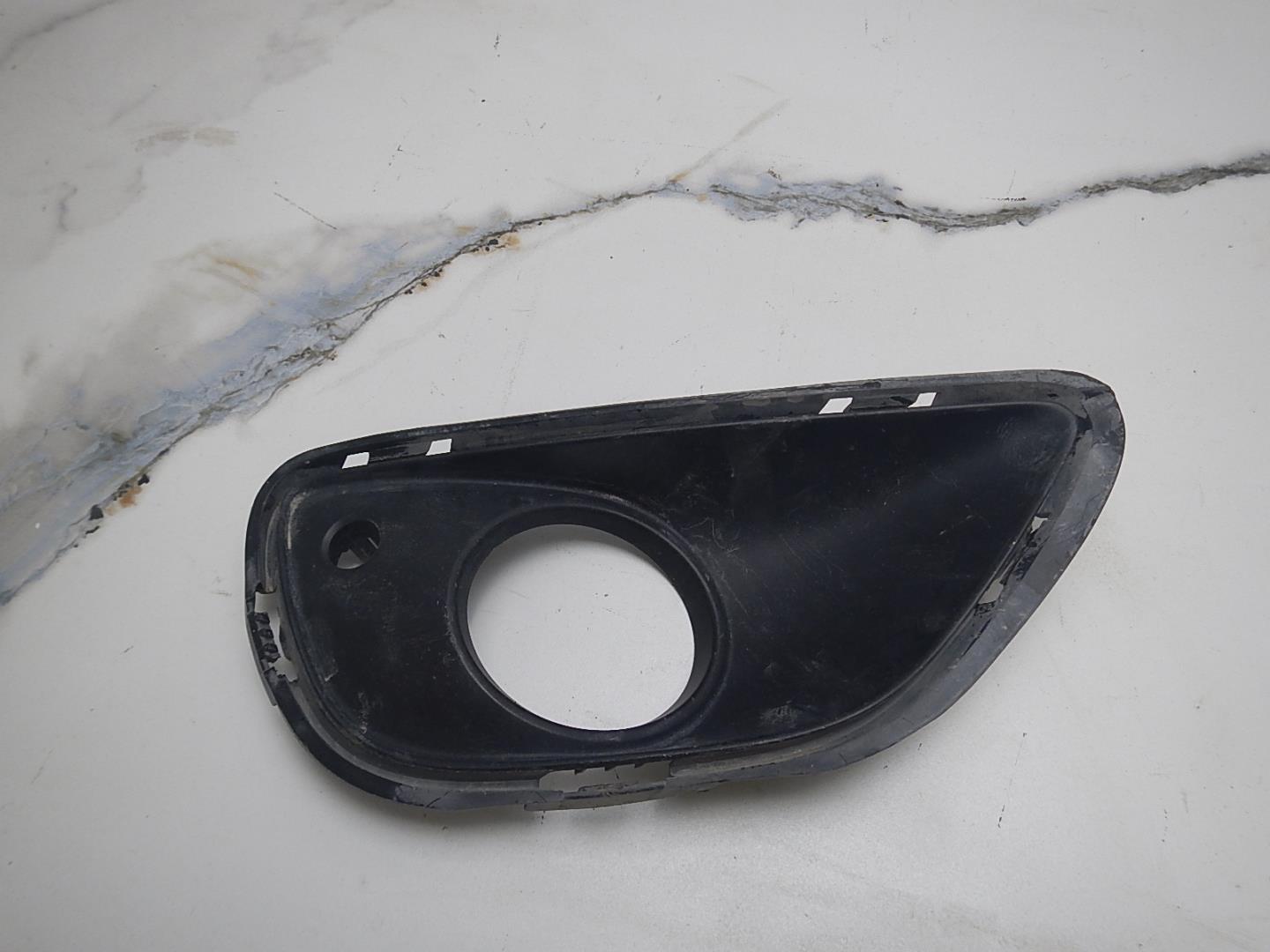 Рамка противотуманной фары правой