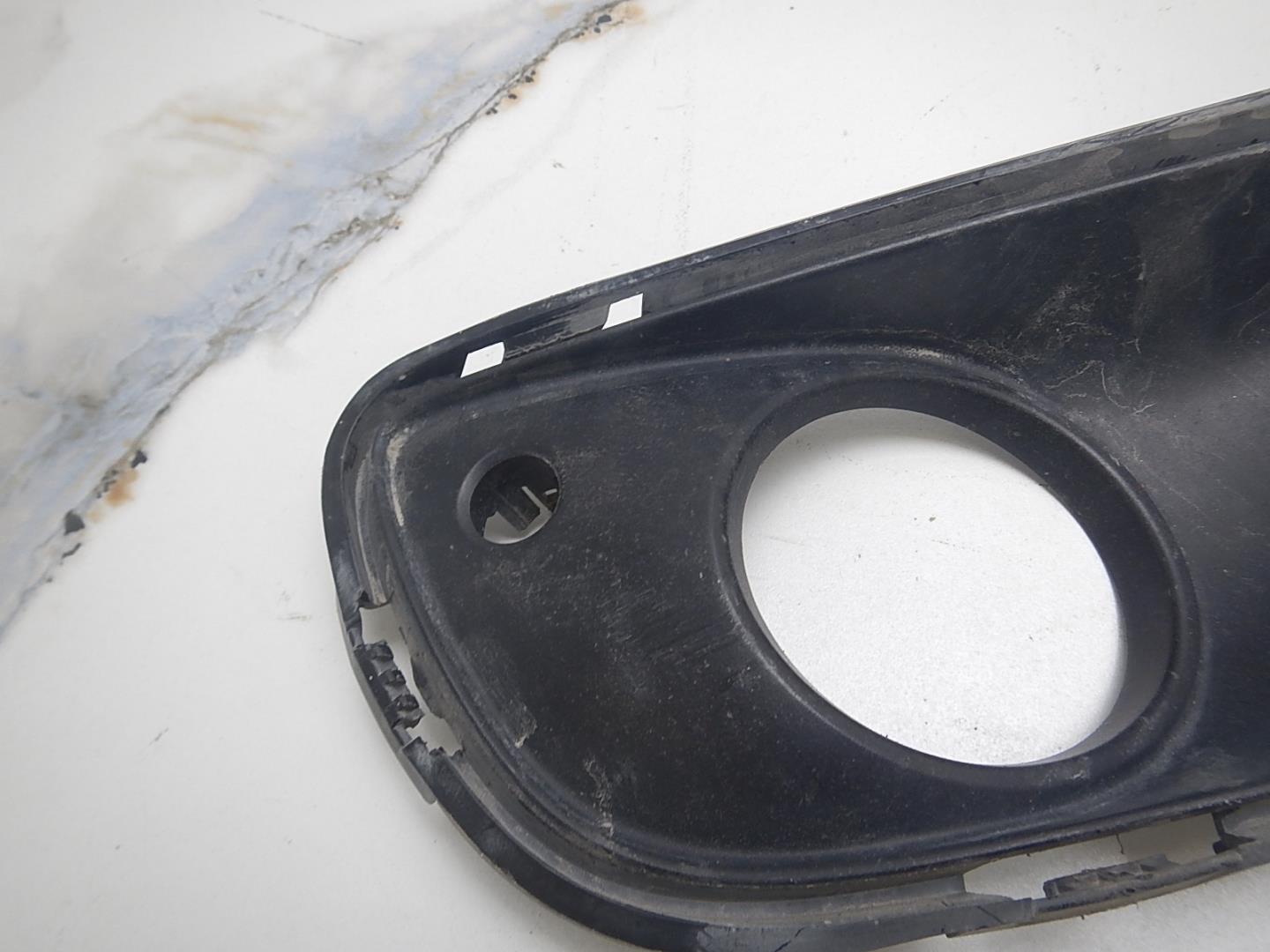 Рамка противотуманной фары правой