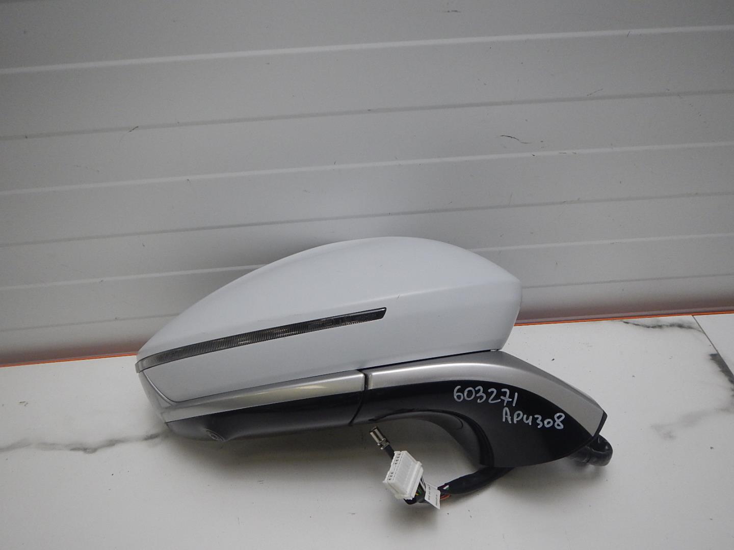 Зеркало правое электрическое