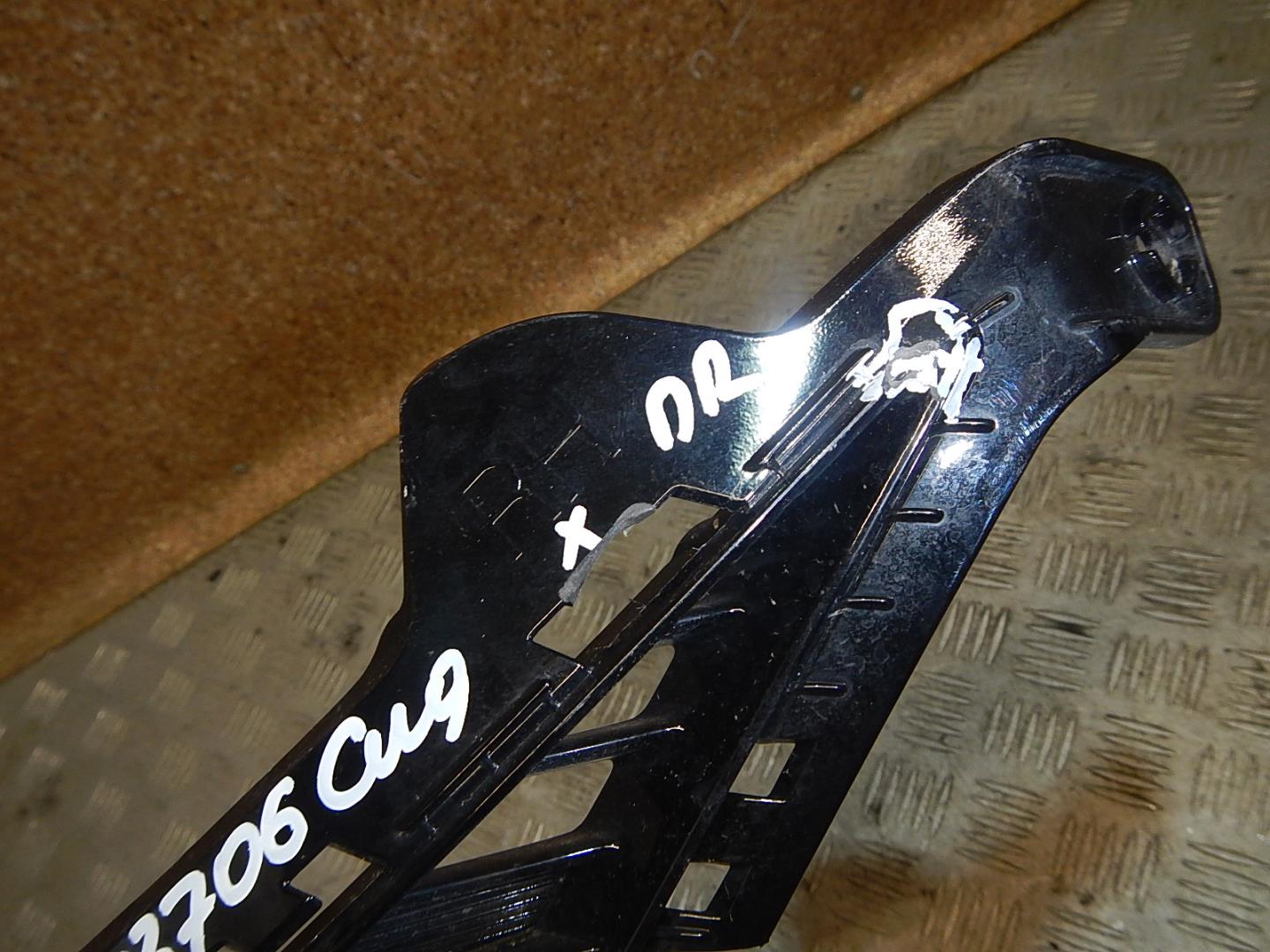 Решетка в бампер правая