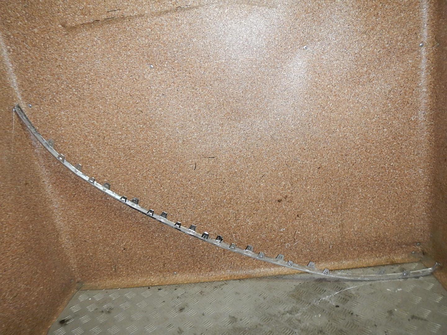 Молдинг переднего бампера