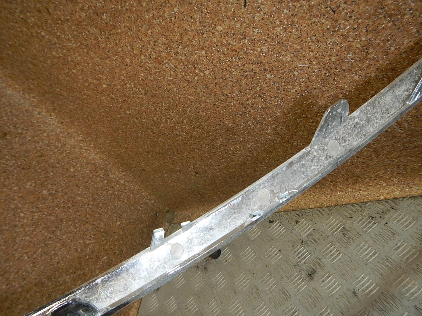 Молдинг переднего бампера