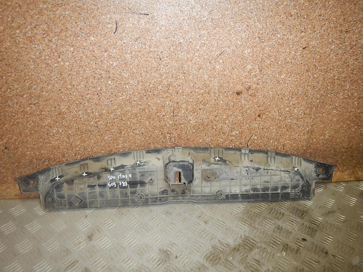 Кожух замка капота