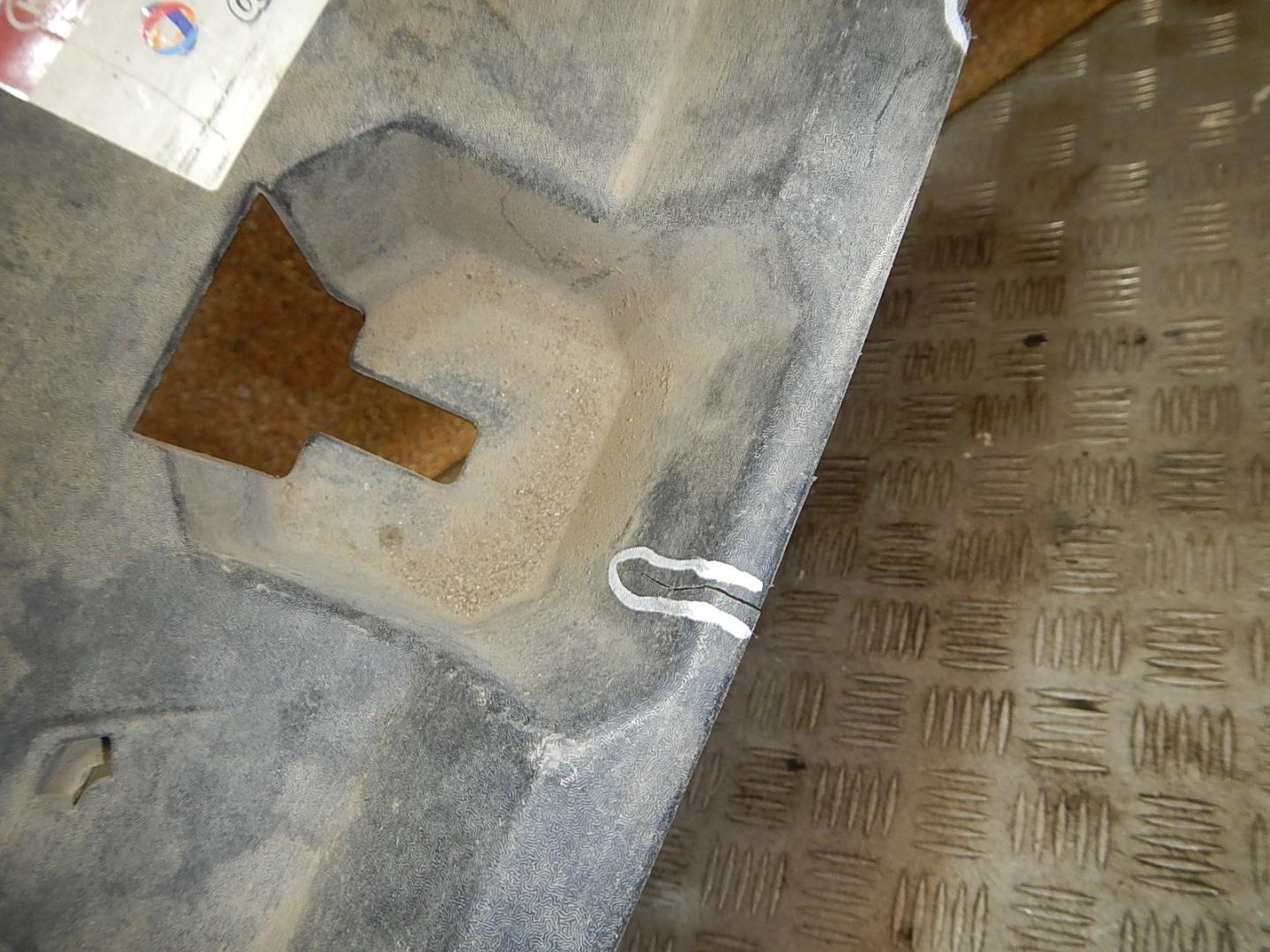 Кожух замка капота