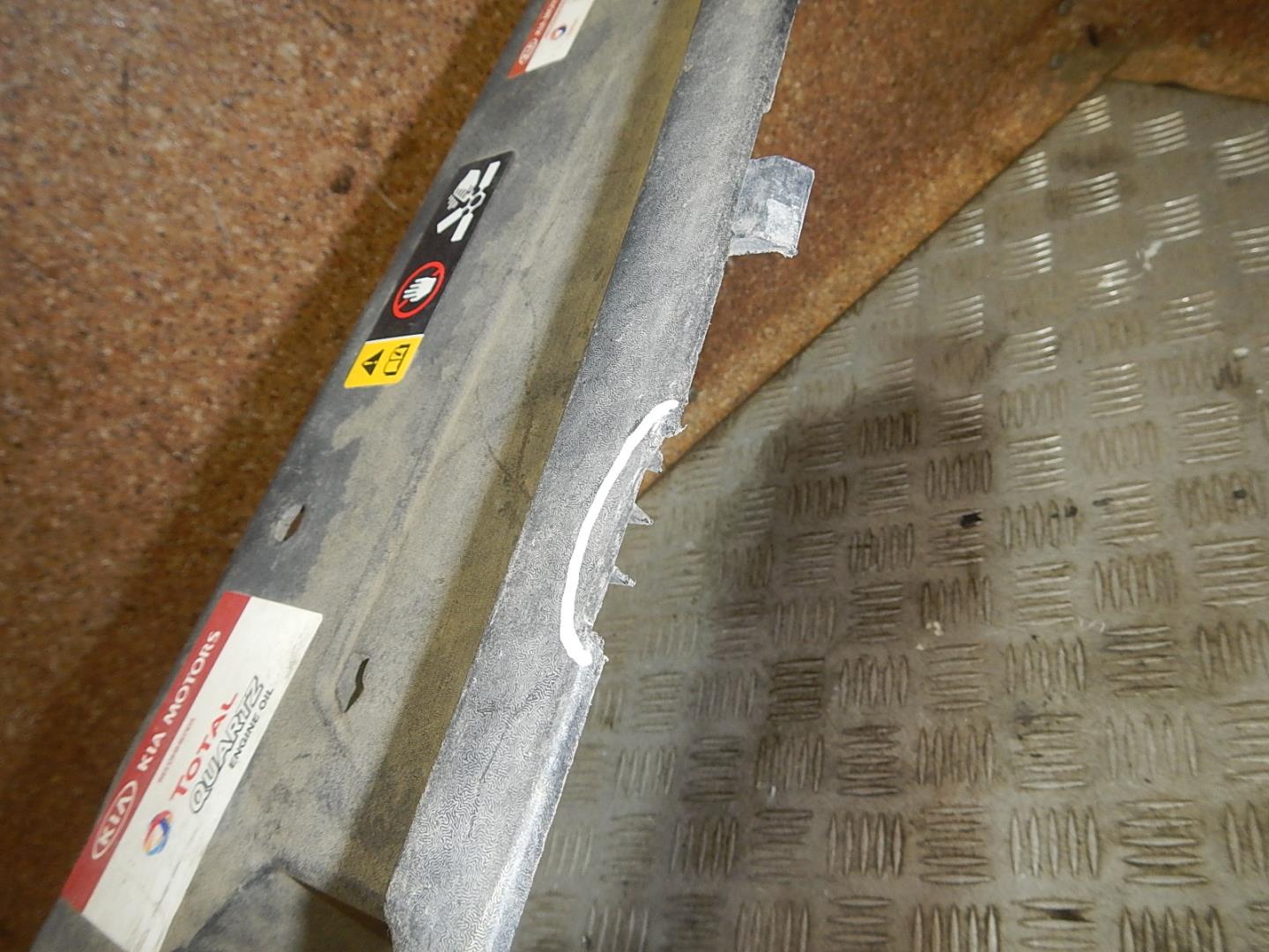 Кожух замка капота