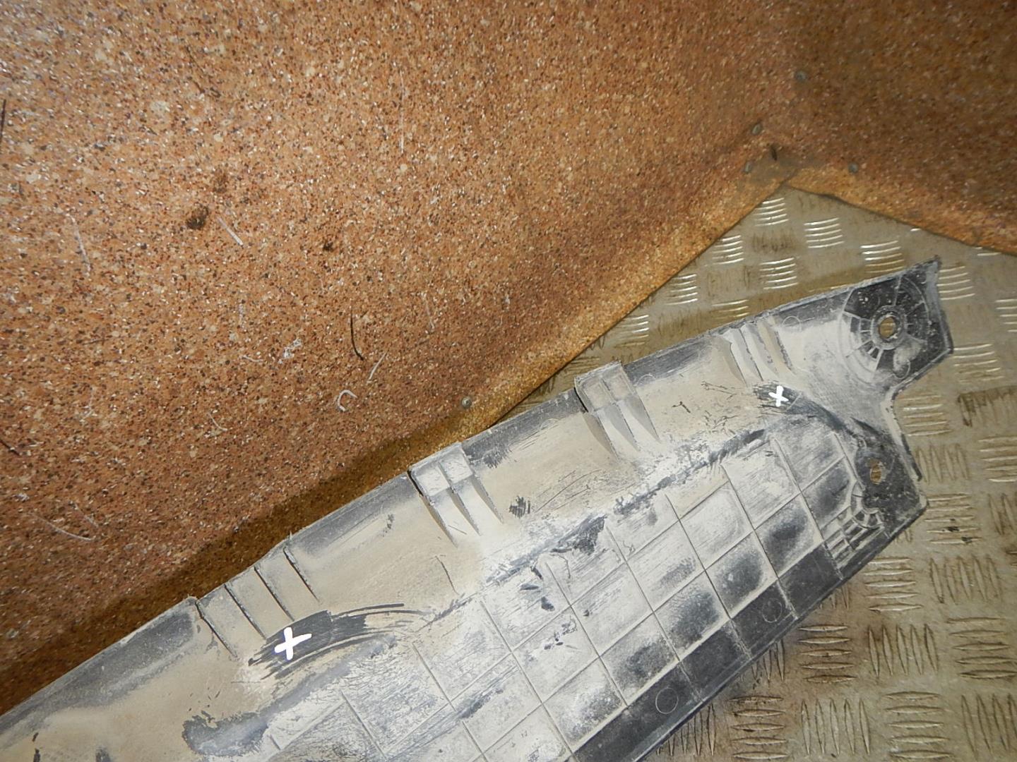 Кожух замка капота