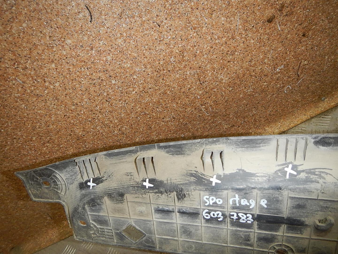 Кожух замка капота