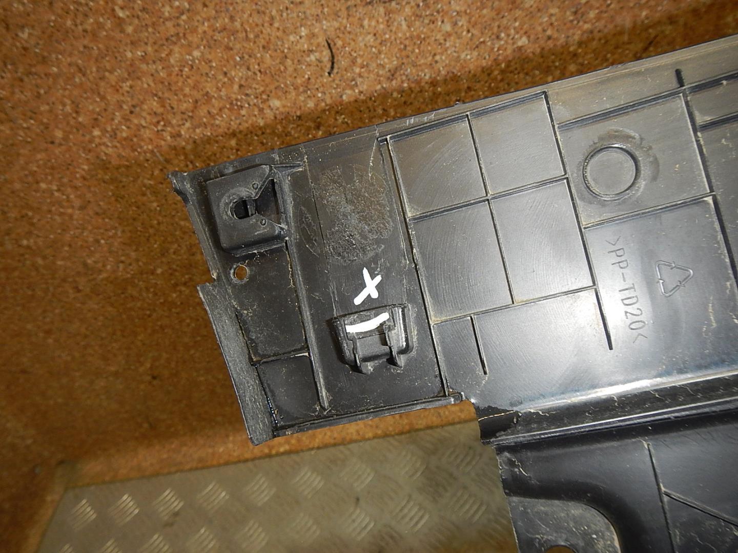 Кожух замка капота