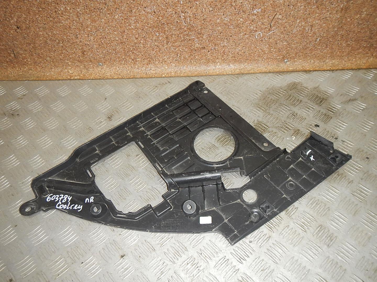 Кожух замка капота