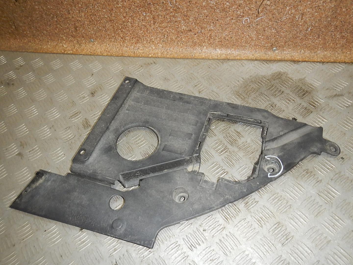 Кожух замка капота