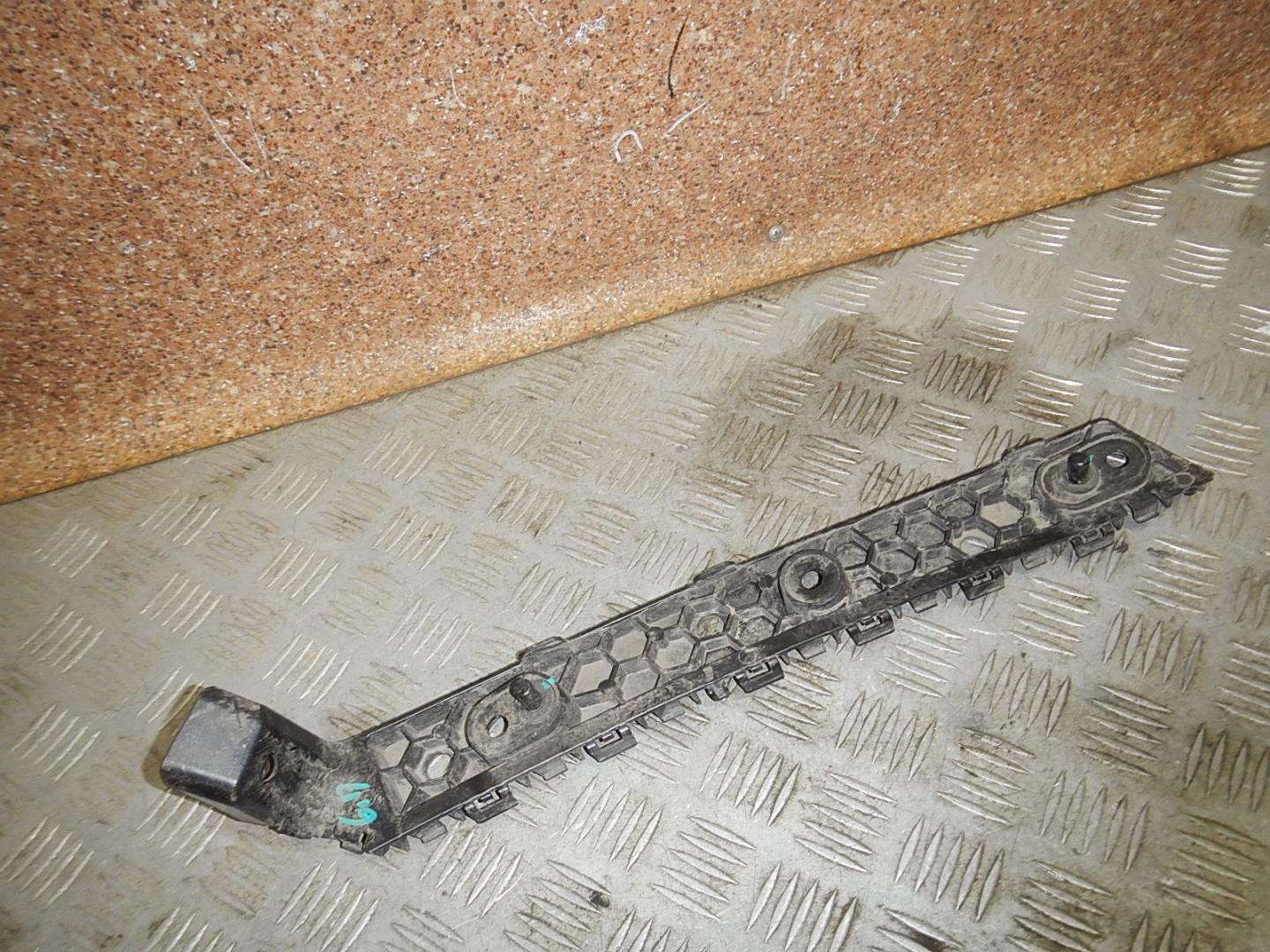 Кронштейн заднего бампера правый