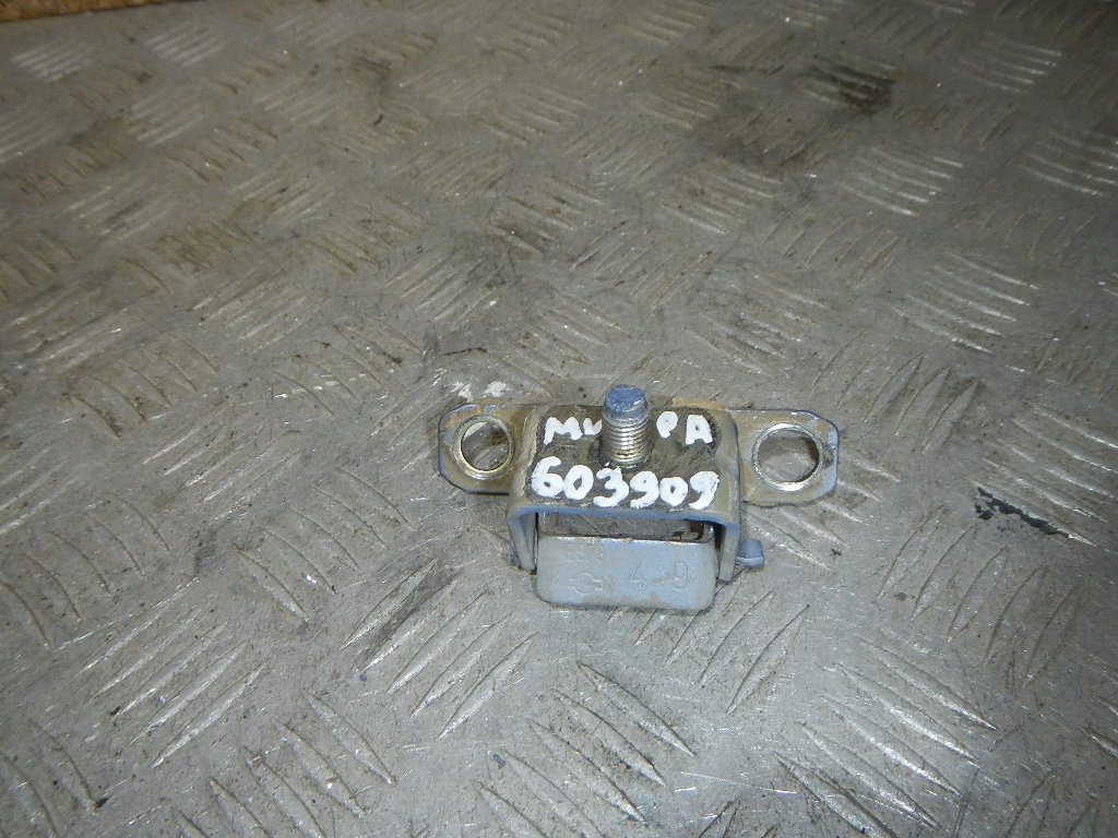 Петля двери багажника