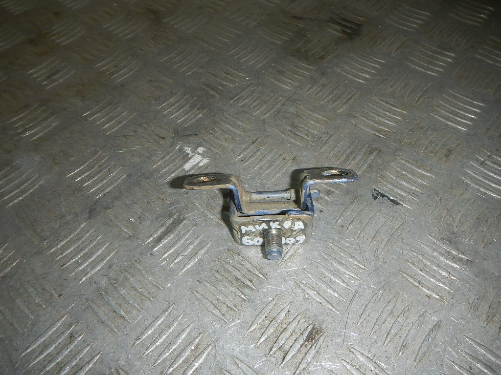 Петля двери багажника