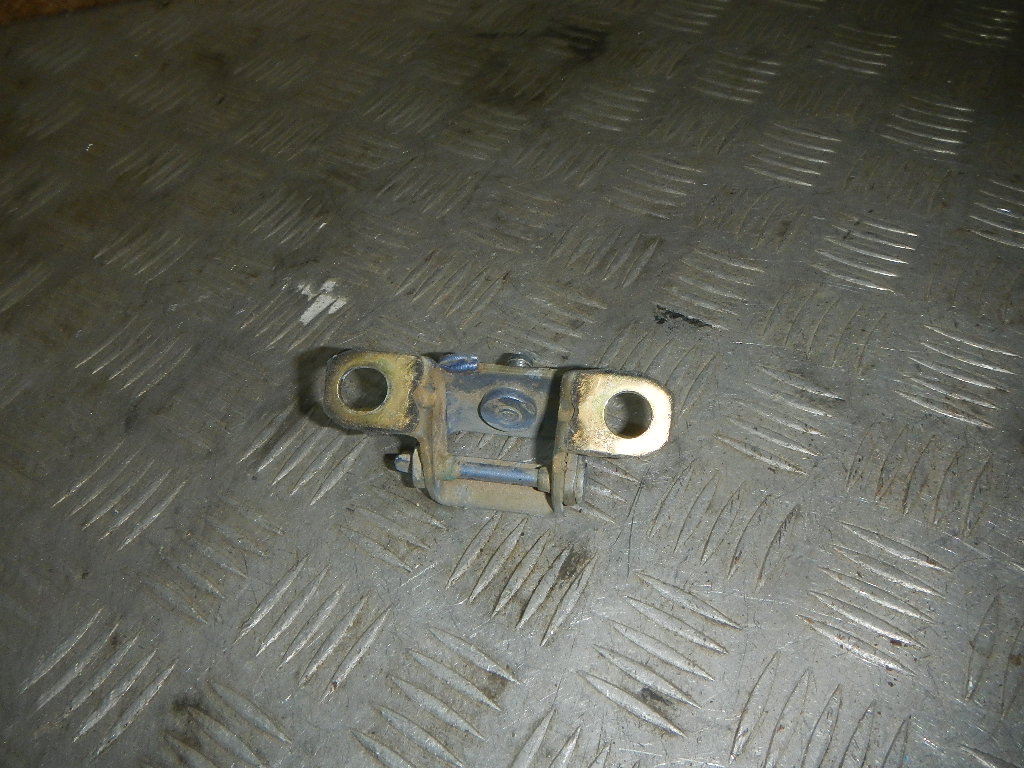 Петля двери багажника