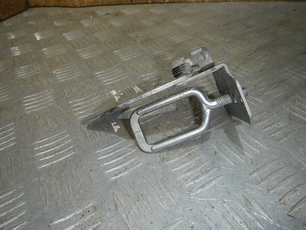 Крючок капота