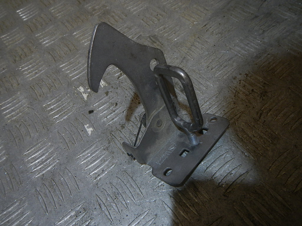 Крючок капота