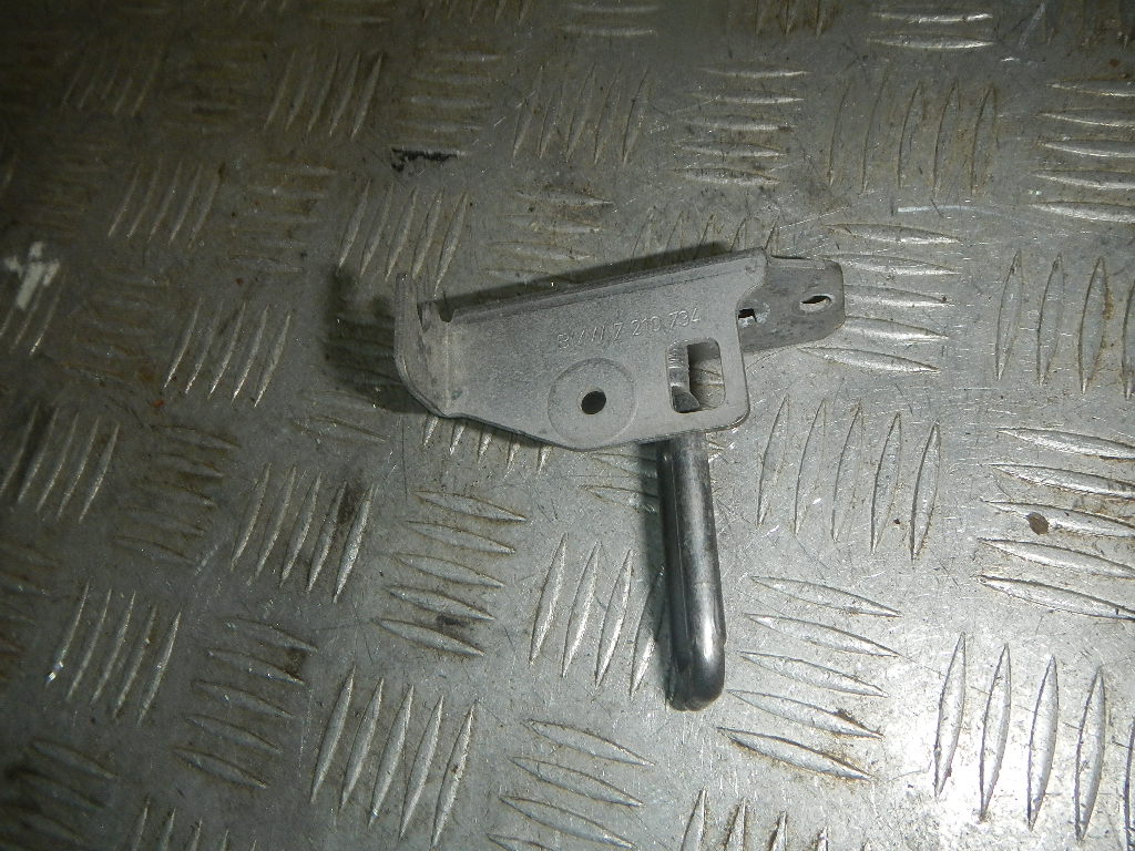 Крючок капота