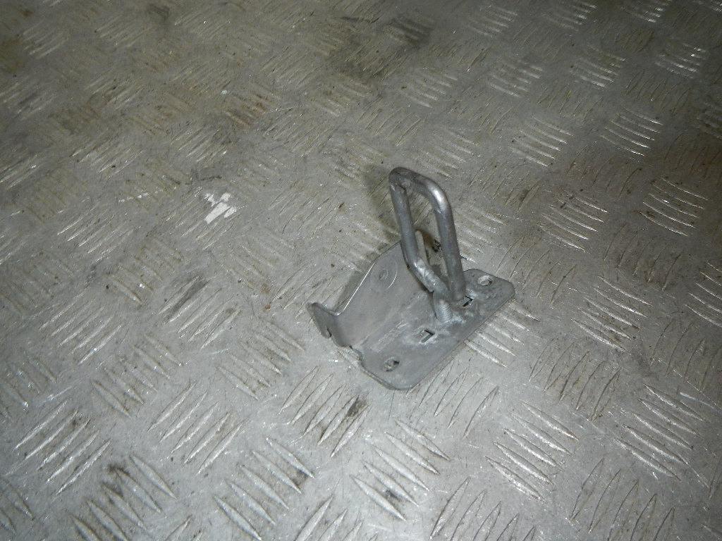 Крючок капота