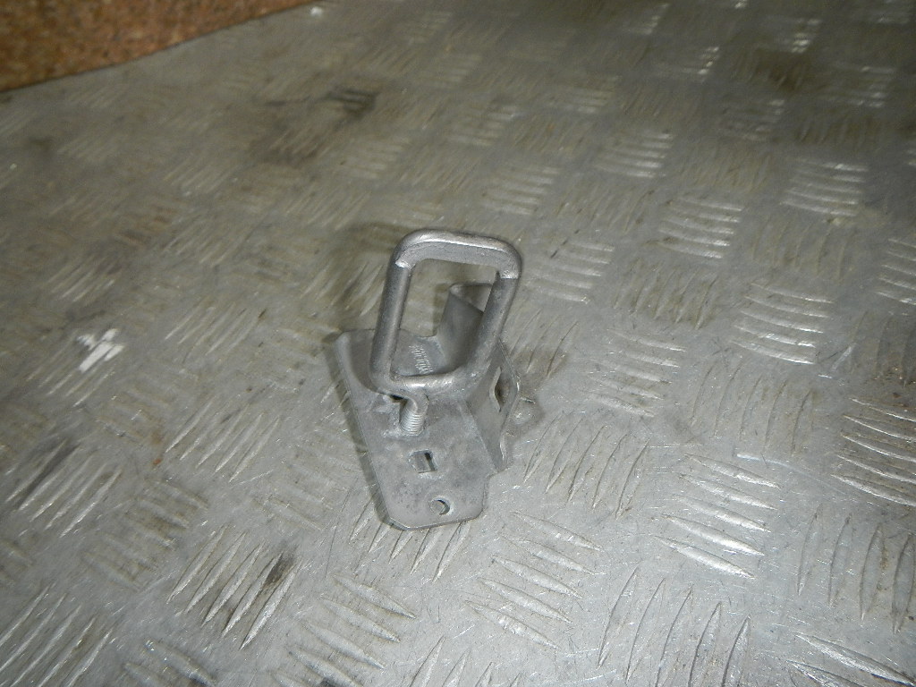 Крючок капота