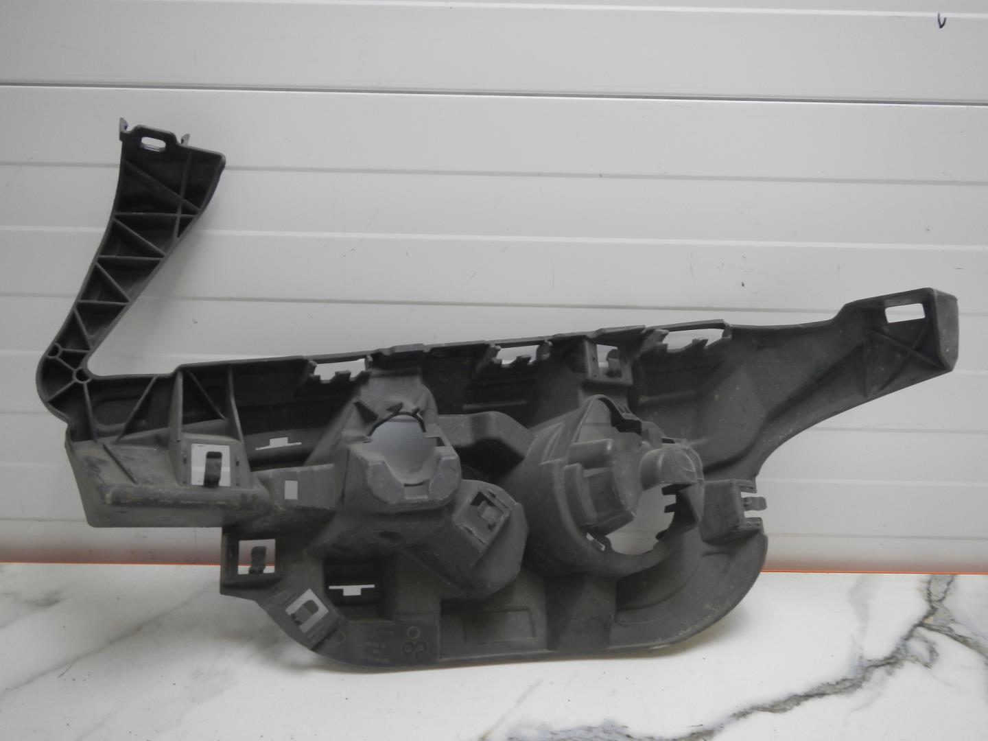 Кронштейн переднего бампера правый