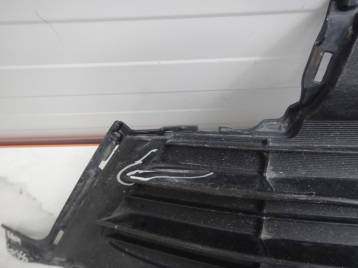 Решетка в бампер центральная