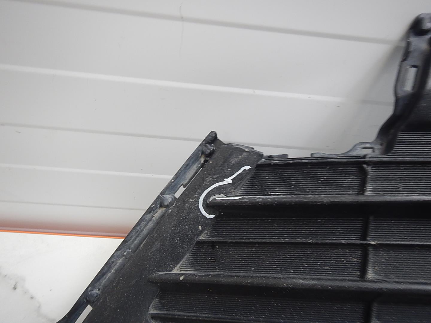 Решетка в бампер центральная