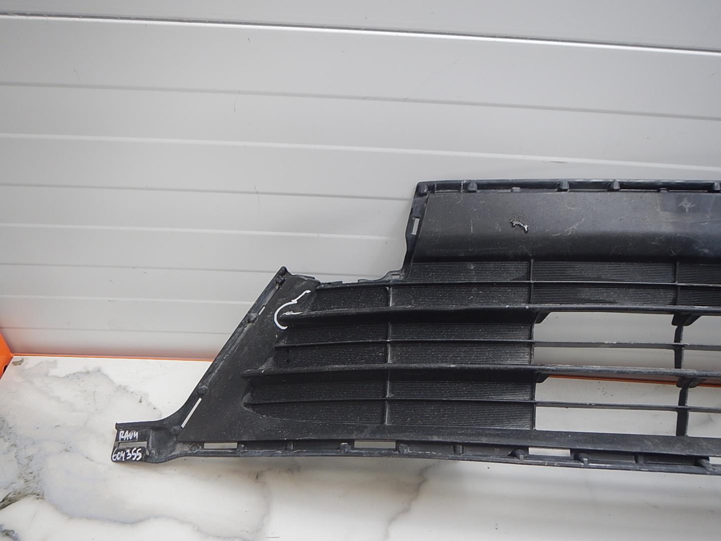 Решетка в бампер центральная