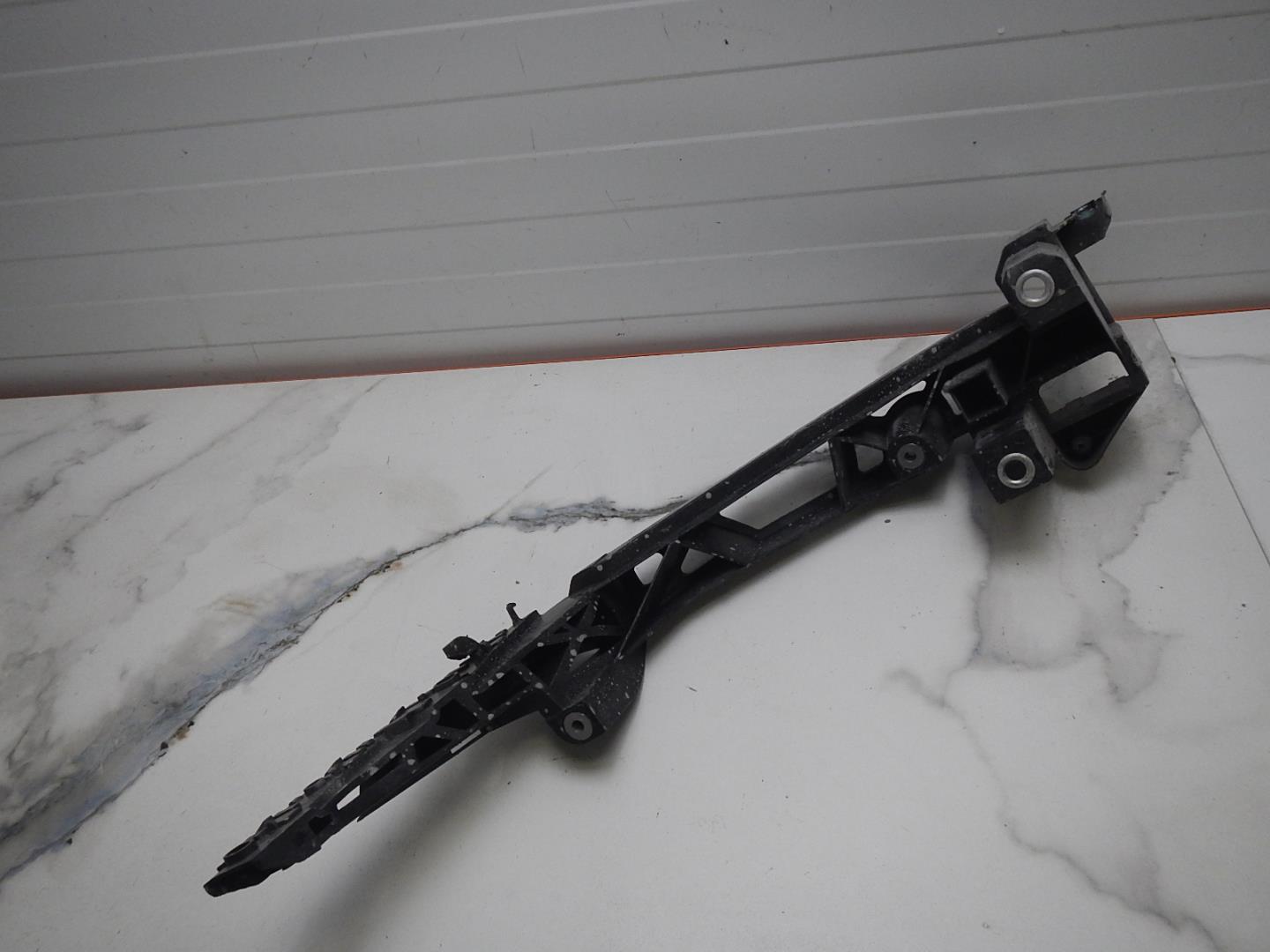 Кронштейн фар левый