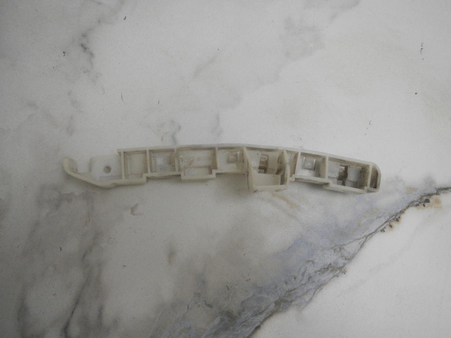 Кронштейн переднего бампера левый