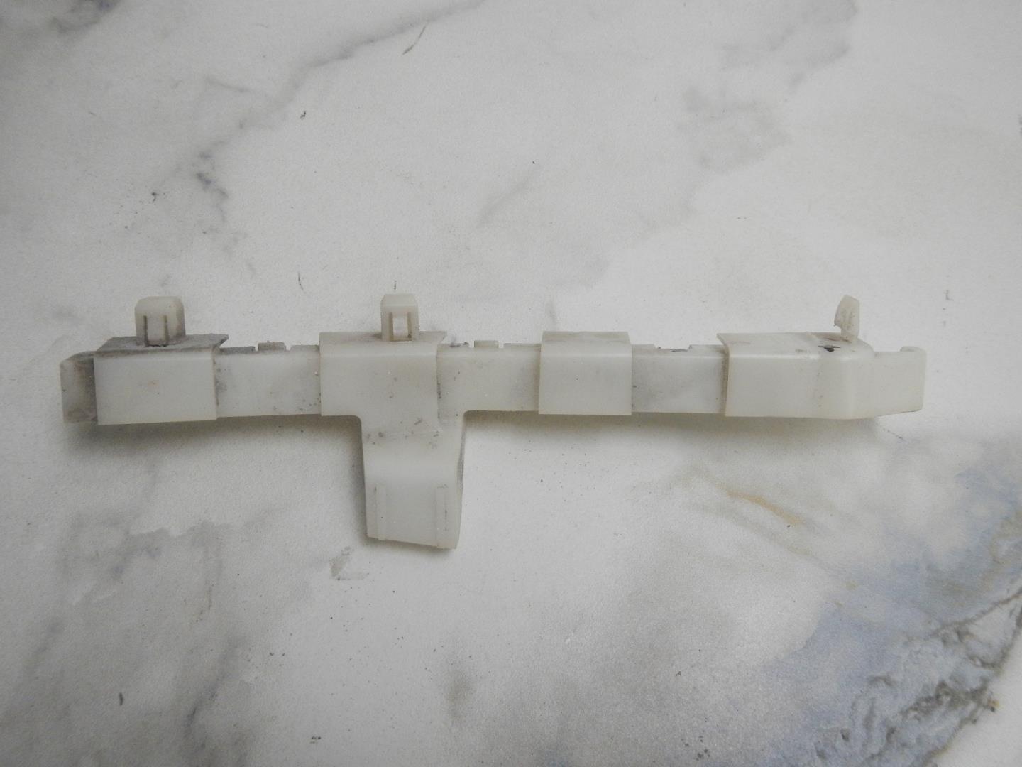 Кронштейн переднего бампера левый