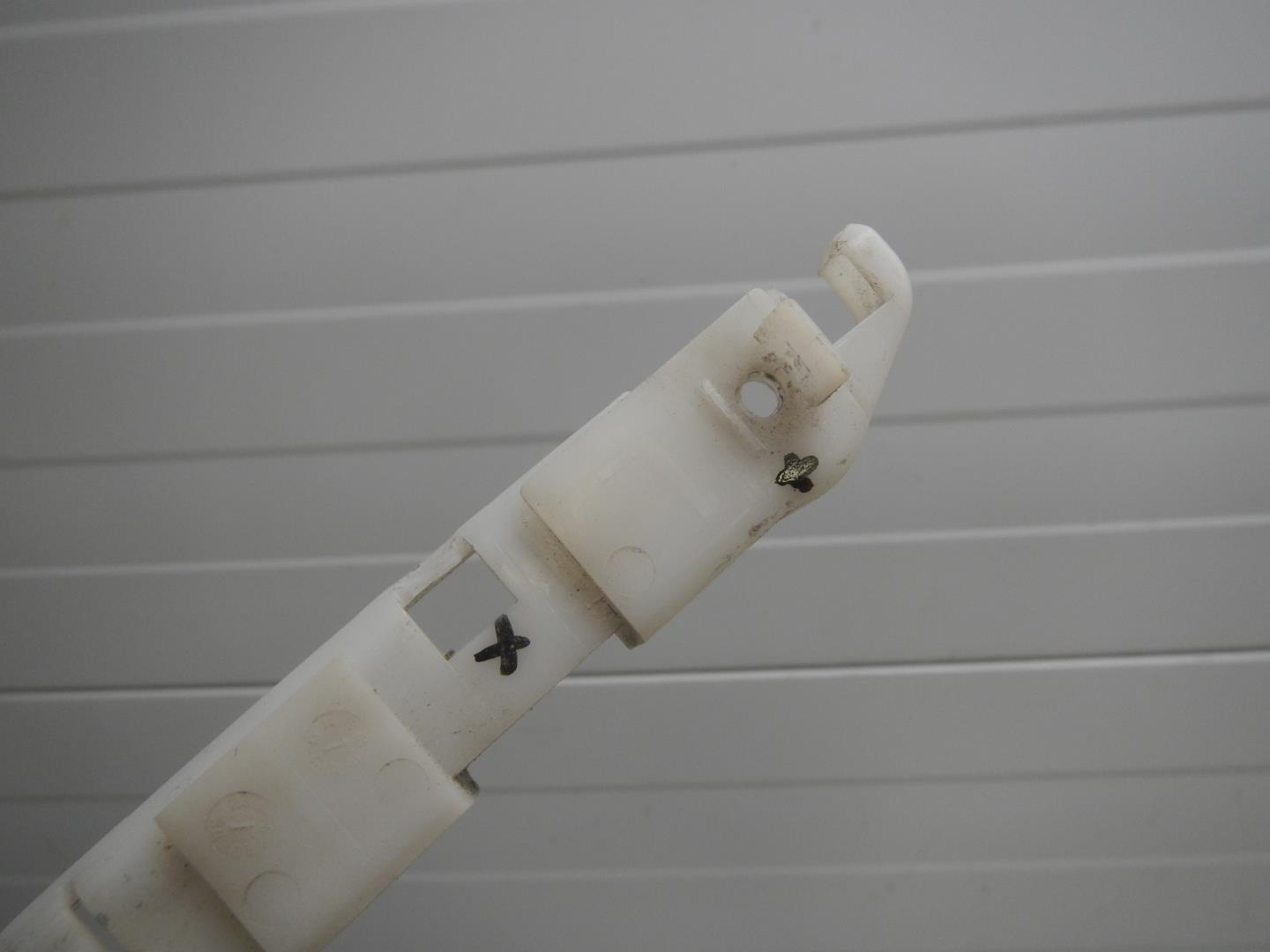 Кронштейн переднего бампера левый