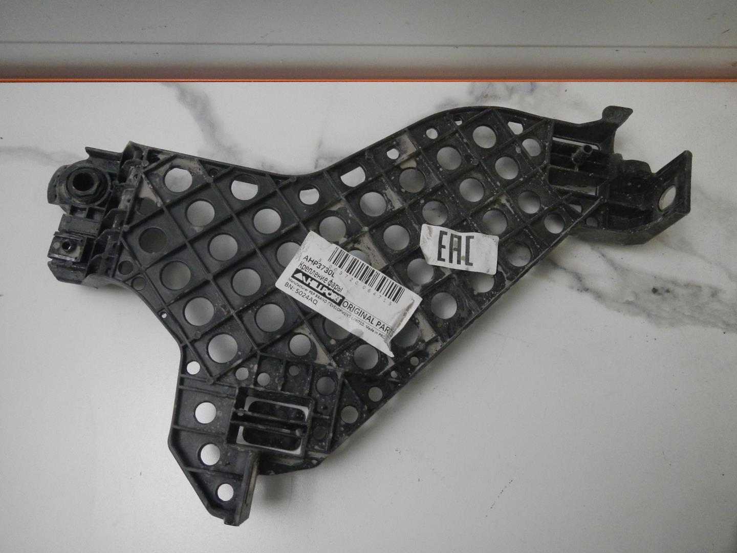 Кронштейн фар левый