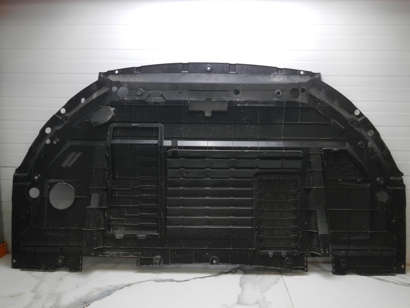 Кожух замка капота