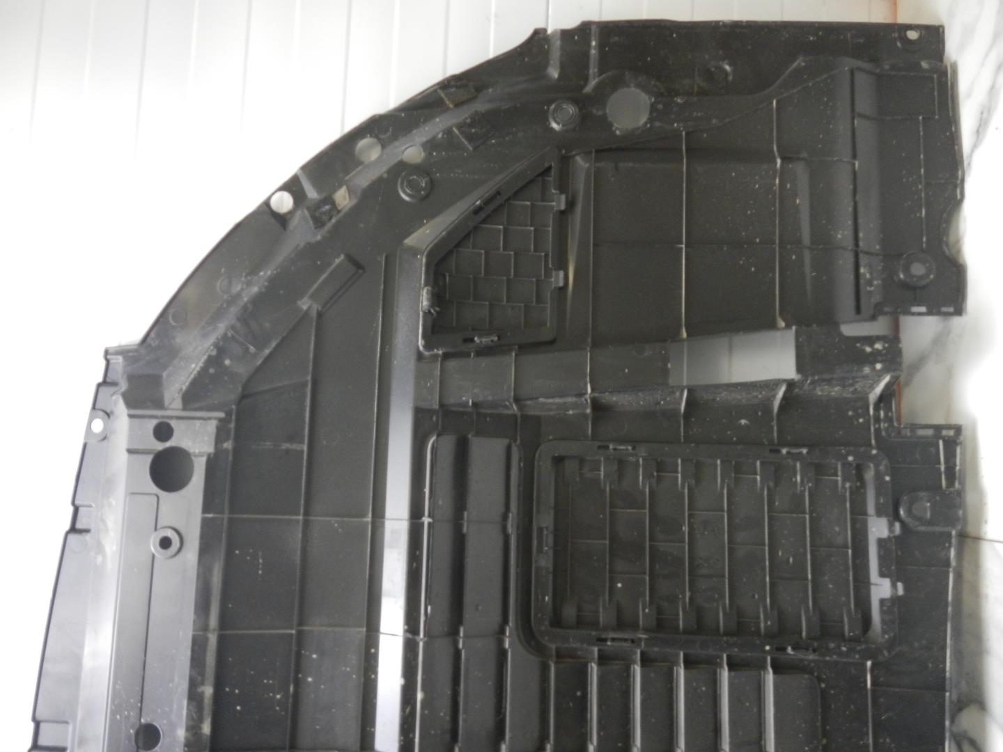 Кожух замка капота