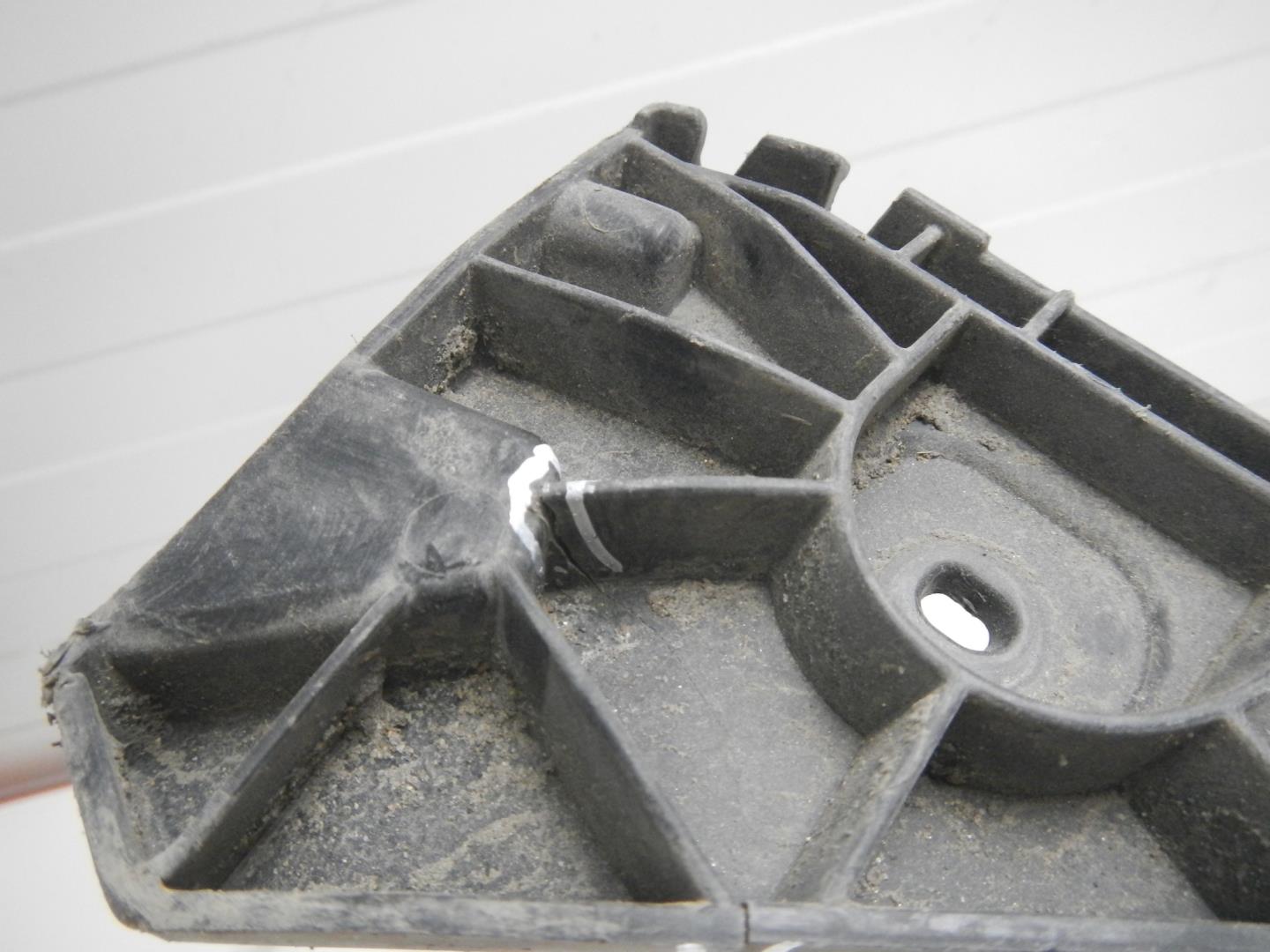 Кронштейн заднего бампера правый