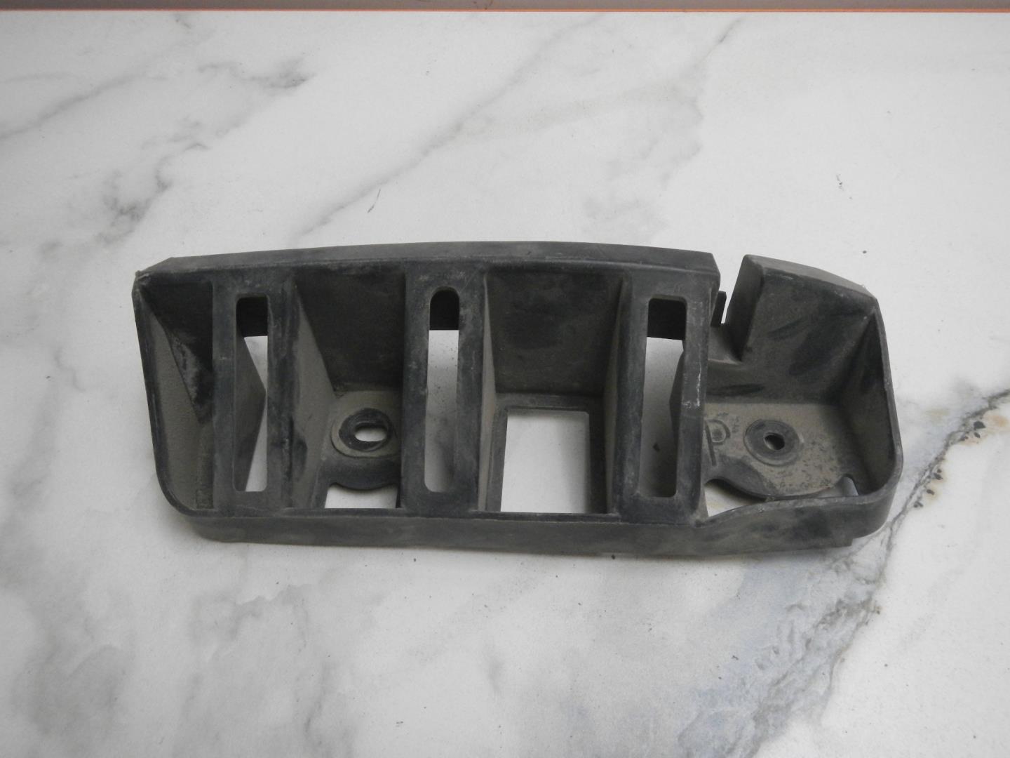 Кронштейн заднего бампера правый