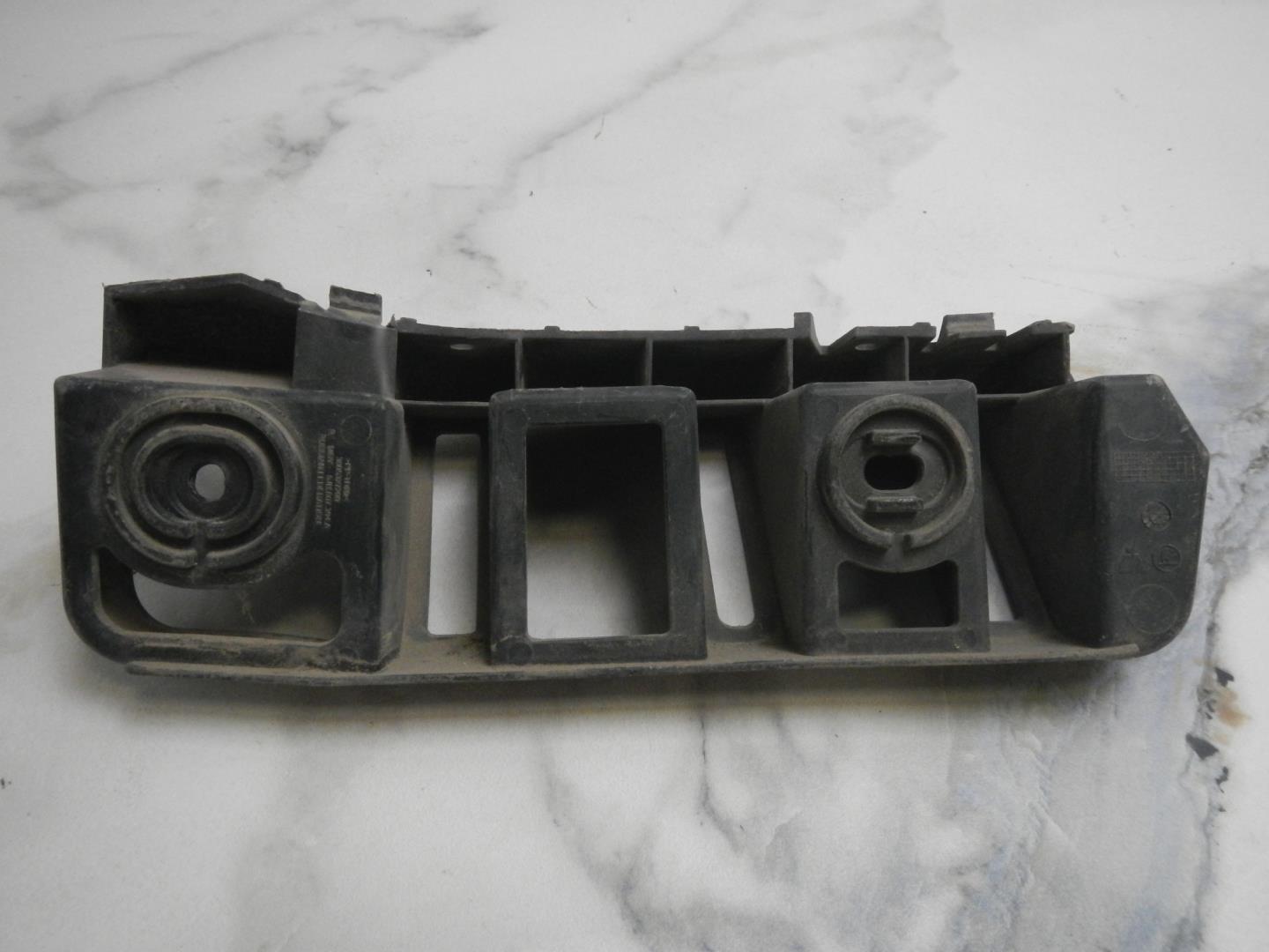 Кронштейн заднего бампера правый