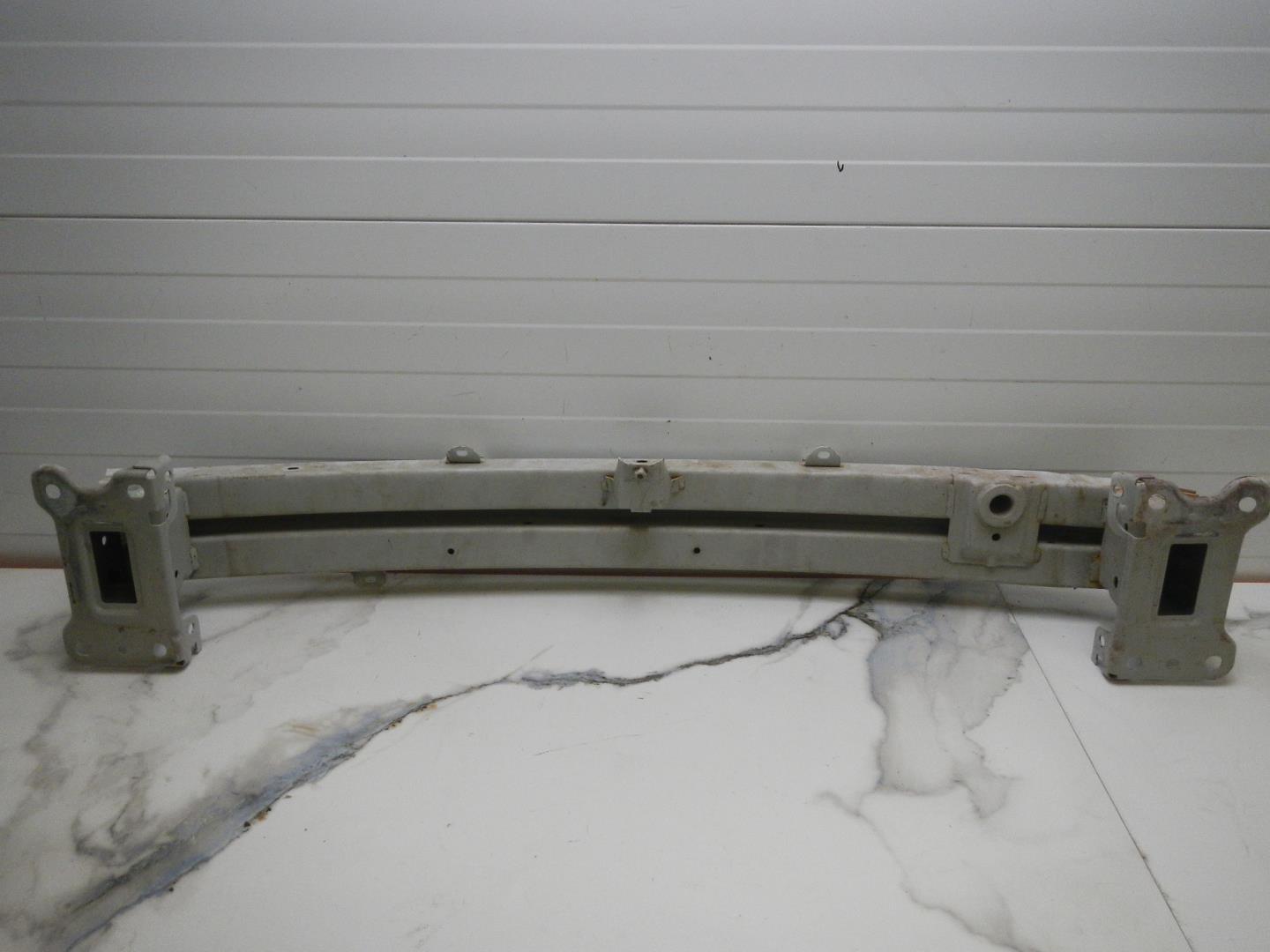 Усилитель переднего бампера