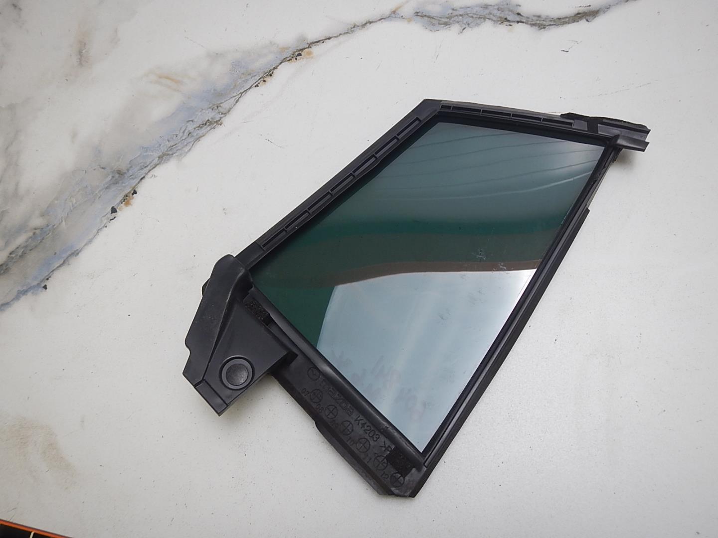 Стекло двери задней левой (форточка)