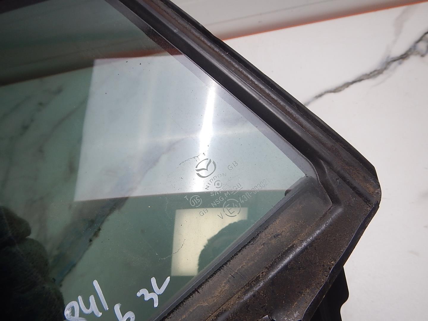 Стекло двери задней левой (форточка)