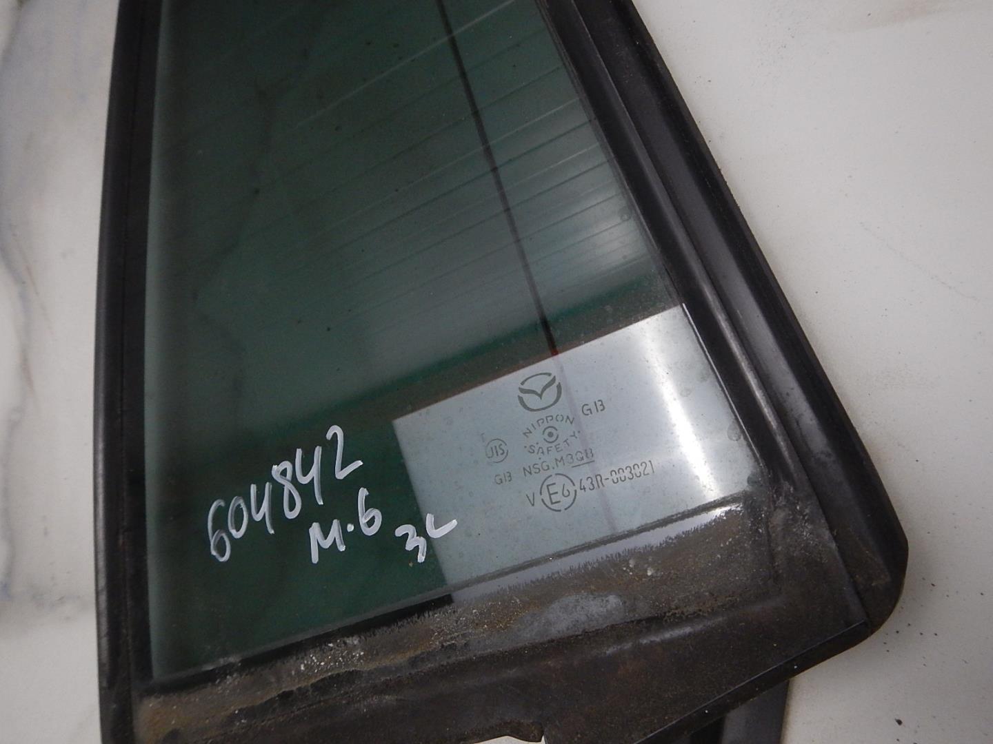 Стекло двери задней левой (форточка)