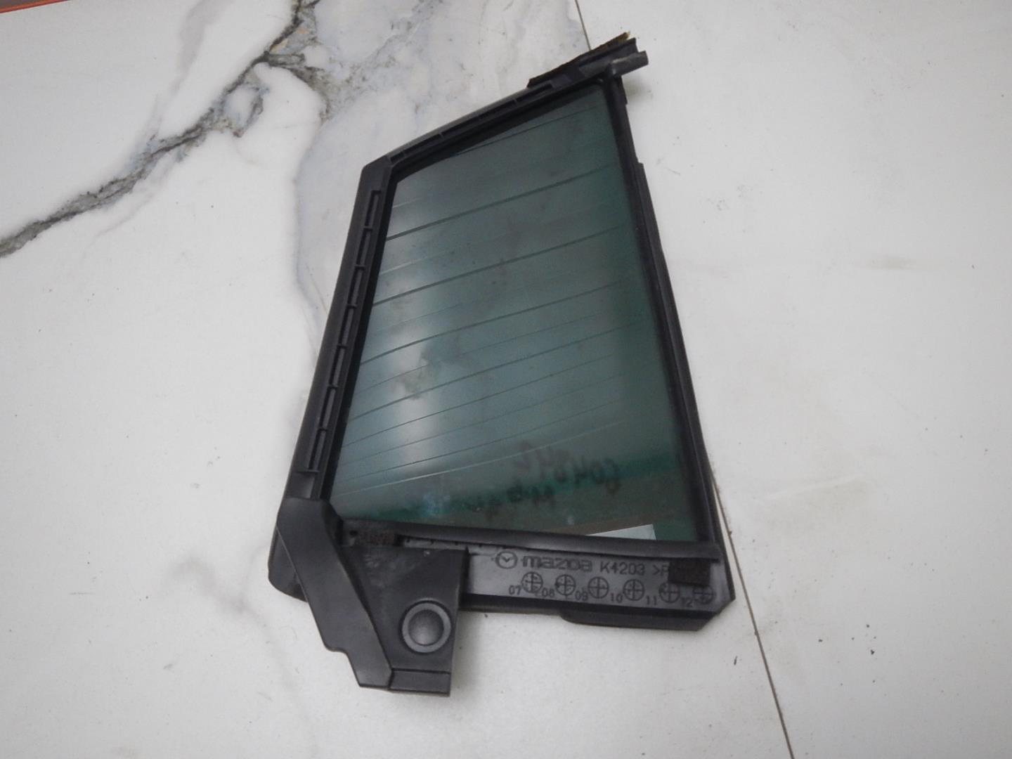 Стекло двери задней левой (форточка)