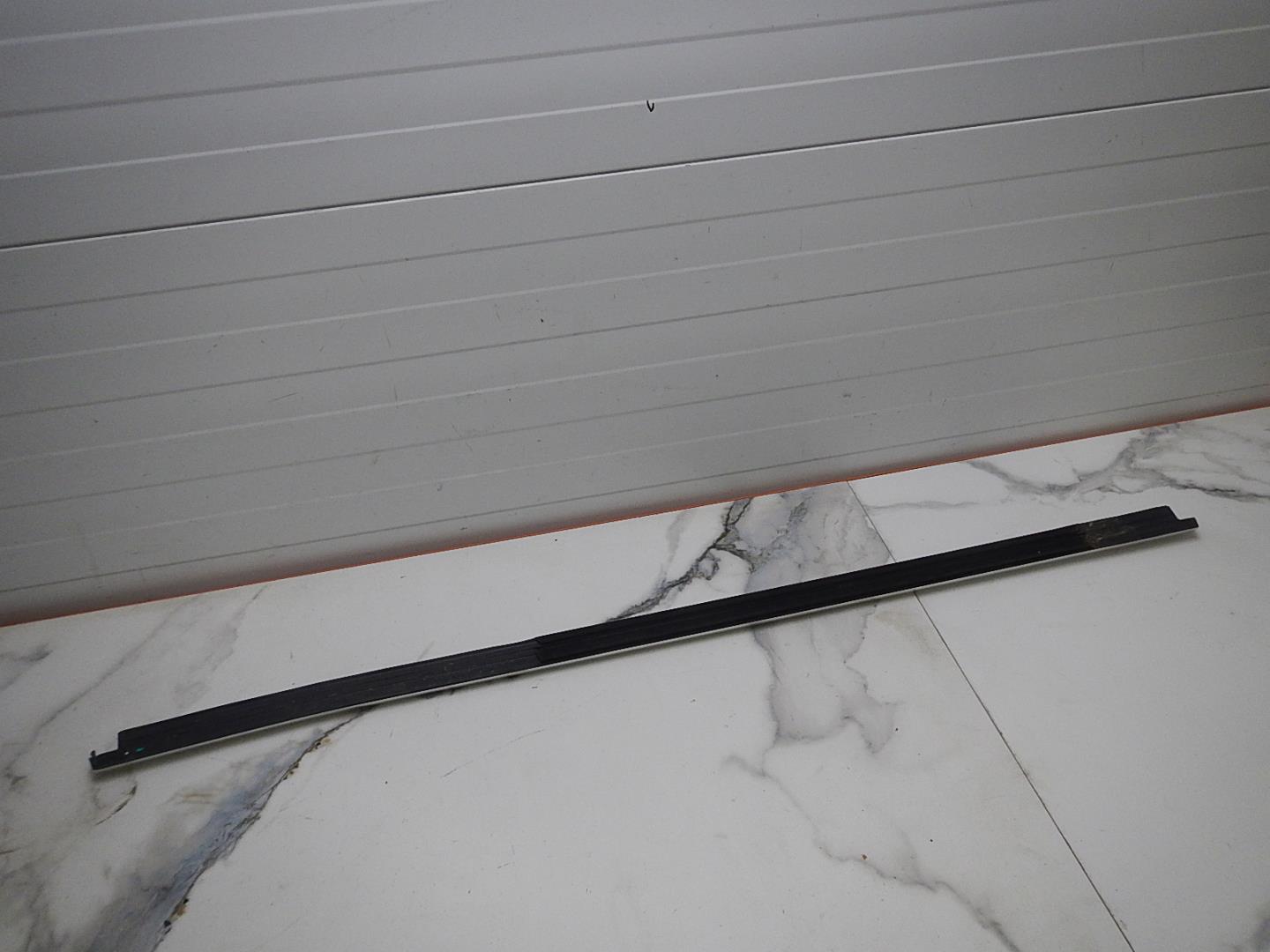 Накладка стекла заднего правого