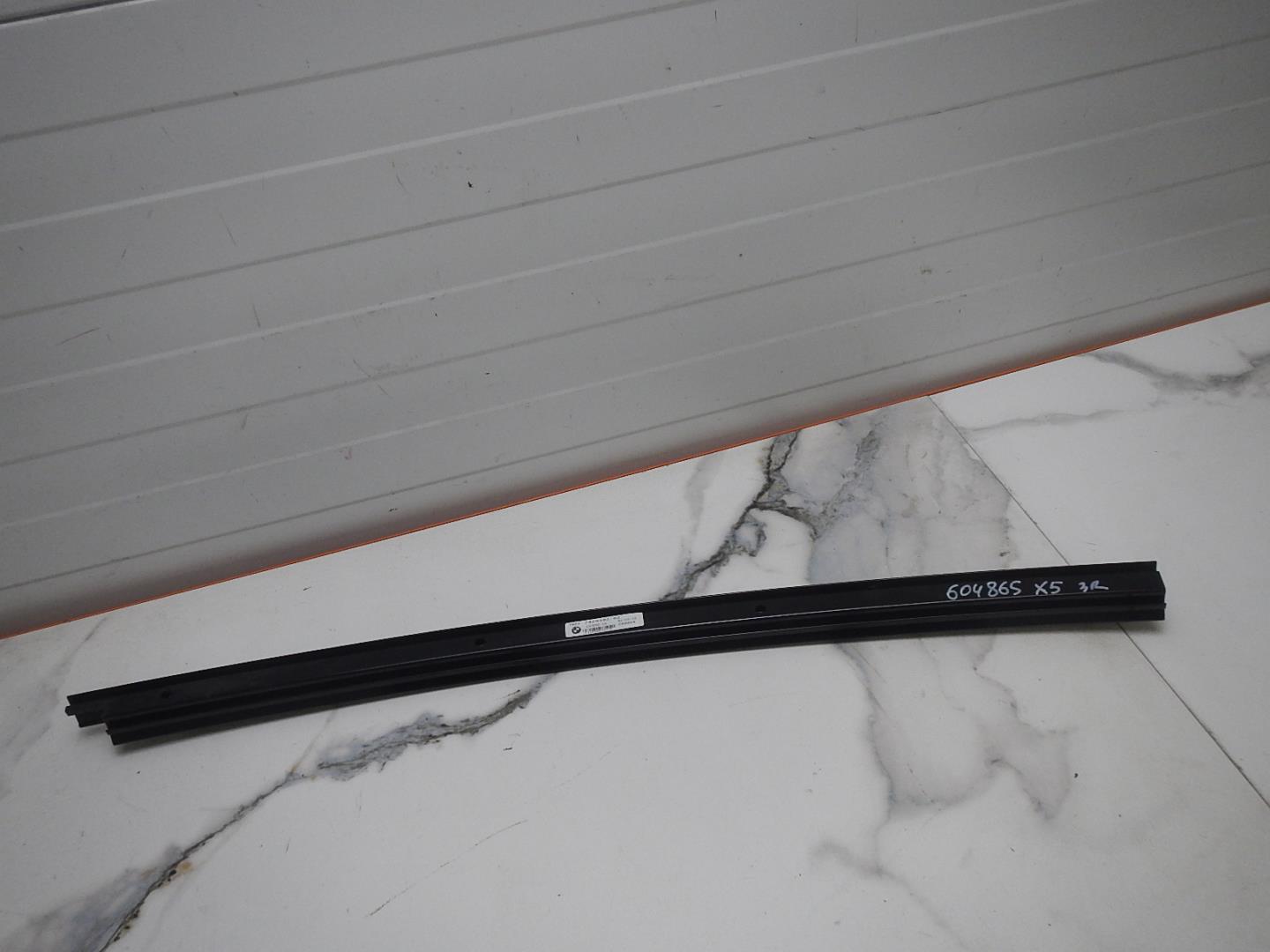 Направляющая стекла двери